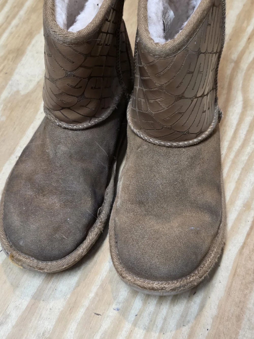 UGG Chestnut Suede Shearling-Lined Short Boots Kids 3Y Satisfactory